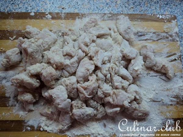 Несложный салат с курицей.