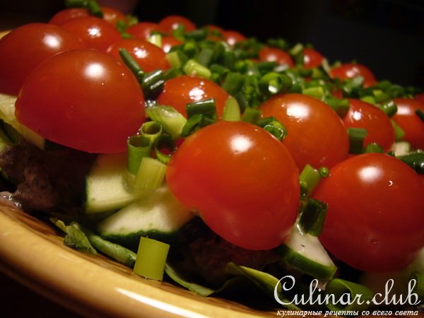 Тёплый салат с куриной печёнкой.
