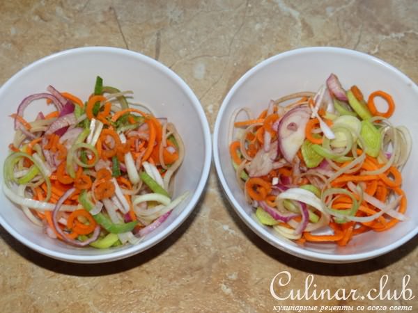 Салат из моркови и лука с фетой, кедровыми орехами и маслинами