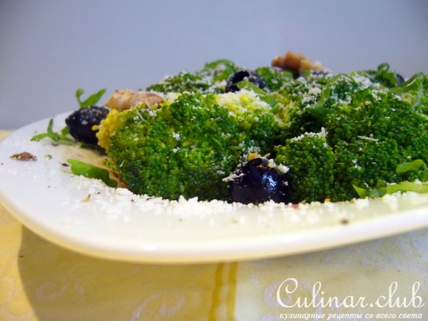 Салат с брокколи, грецкими орехами и пармезаном