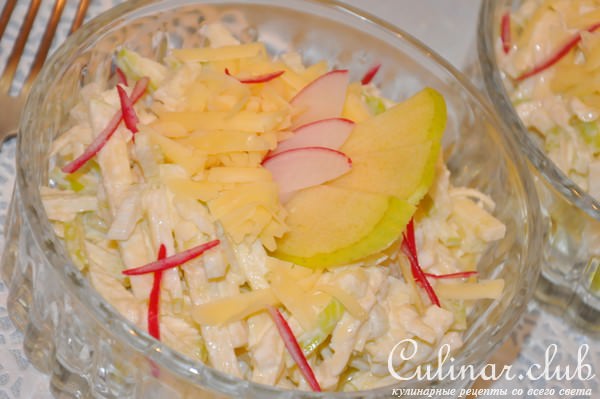 Салат с сельдереем, яблоками и сыром