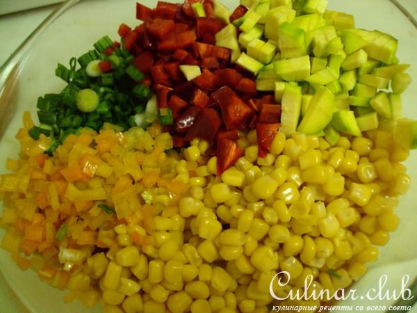 Пестрый салат с кукурузой