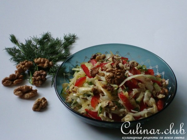 Салат из капусты с сыром и грецкими орехами.