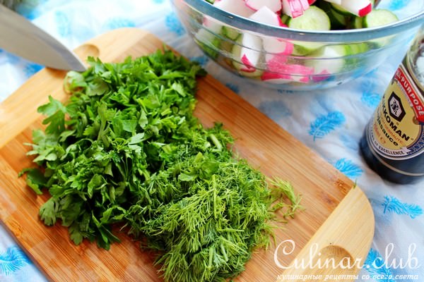 Салат с молодым картофелем и овощами.