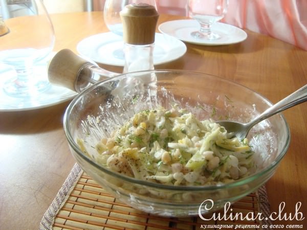 Салат с фасолью и капустой.