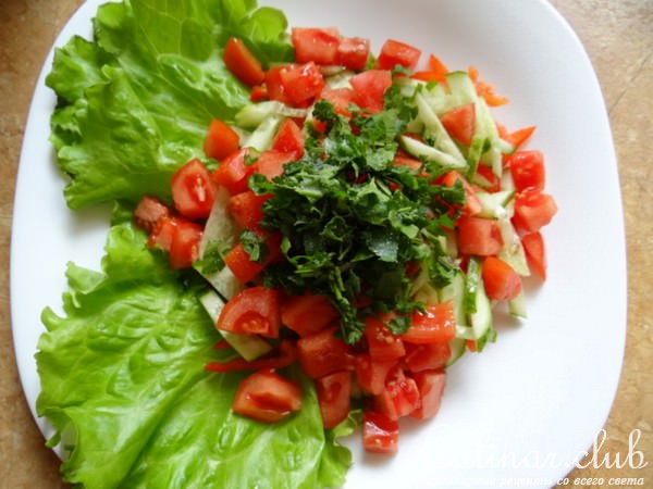 Салат из маринованной тыквы с овощами, сырами и орехами
