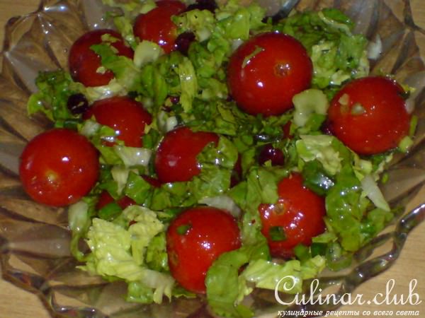 Салат с помидорками и сушеной клюквой