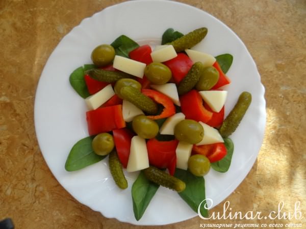 Легкий салат со шпинатом, оливками и маринованными огурцами-корнишонами