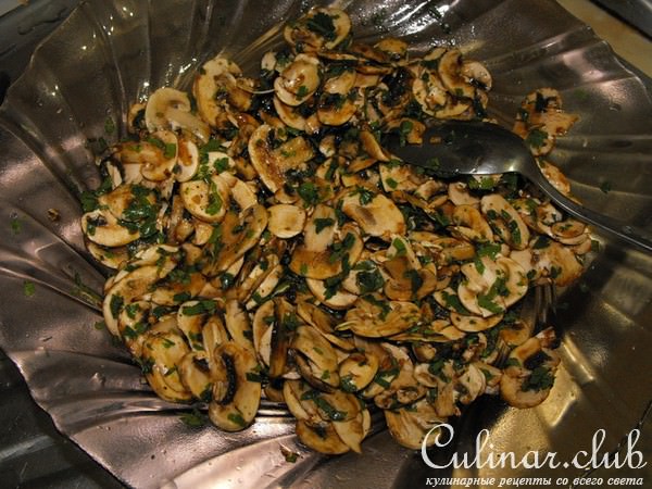 Салат из сырых шампиньонов.