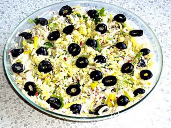 Легкий салат из редиса с маслинами