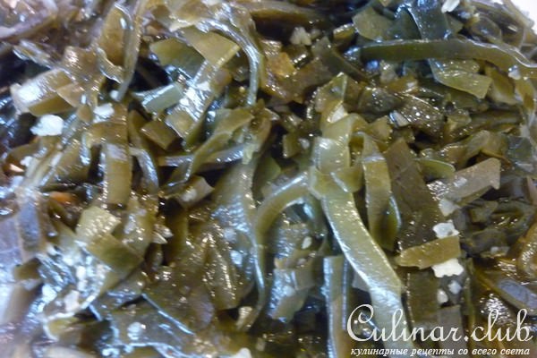 Салат из морской капусты,клюквы и лука