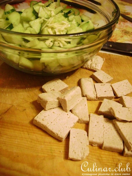 Легкий салатик из огурцов с овощами и жареным тофу.