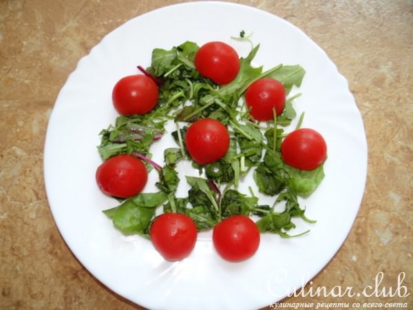 Легкий салат с моцареллой UNAGRANDE, овощами и форелью