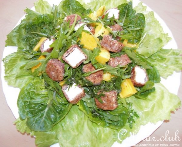 Дуэль...Салат с манго и овечьим сыром в ореховой панировке
