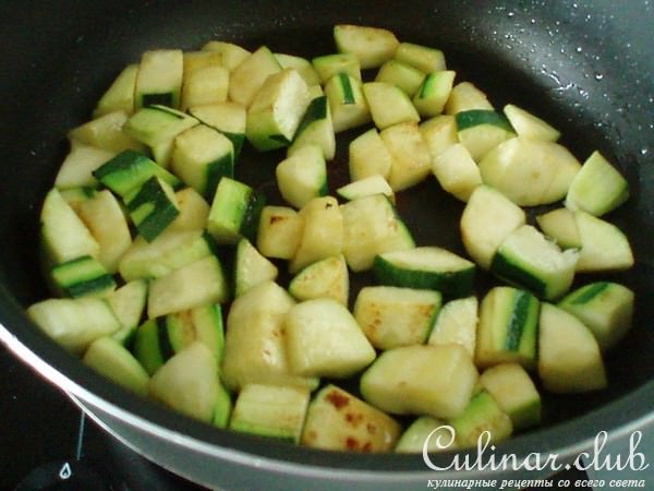 Теплый салат с жареным сыром.