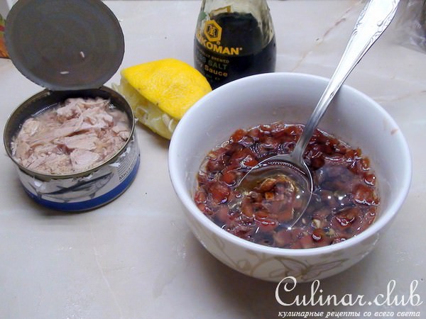 Салат из брокколи с тунцом и помидорно-лимонной заправкой.