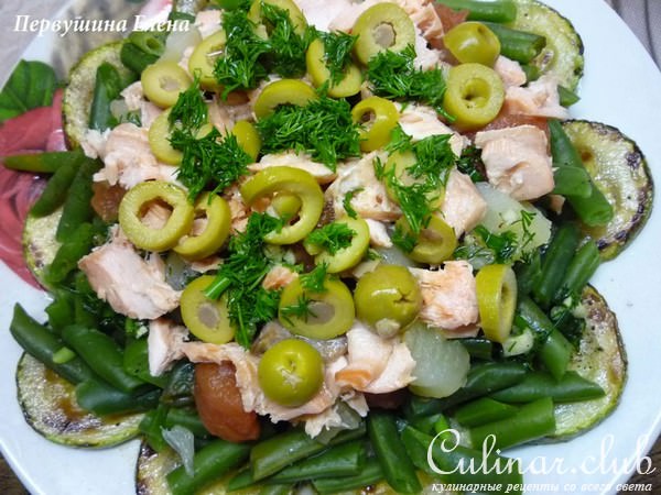 Салат овощной с форелью и оливками "Себе любимой"