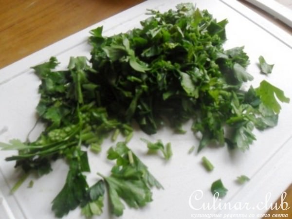 Тёплый картофельный салат с красным луком и маслинамии