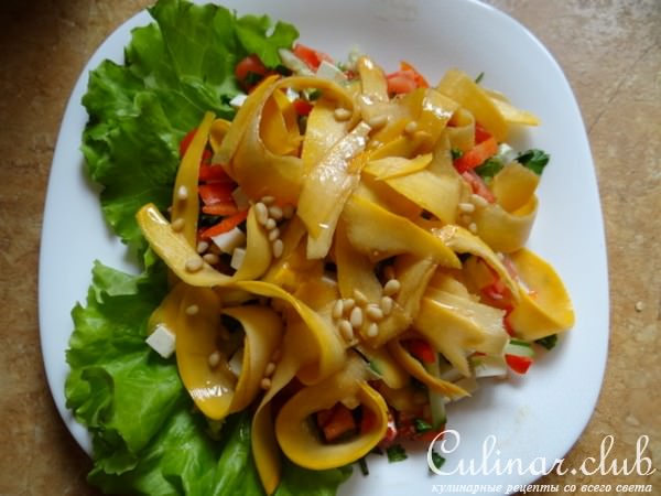 Салат из маринованной тыквы с овощами, сырами и орехами