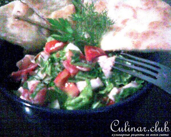 Салат с рукколой, ветчиной и помидорами и Пресные дрожжевые лепешки к нему