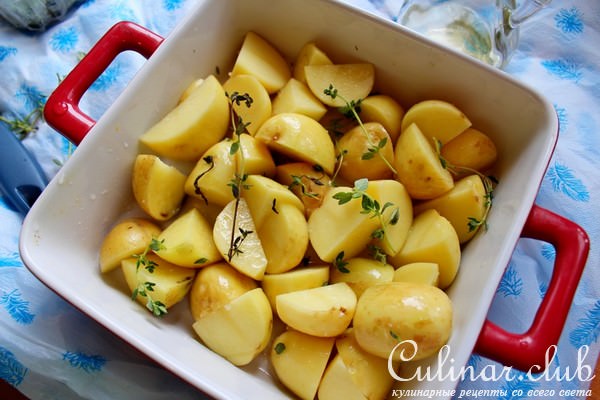 Салат с молодым картофелем и овощами.