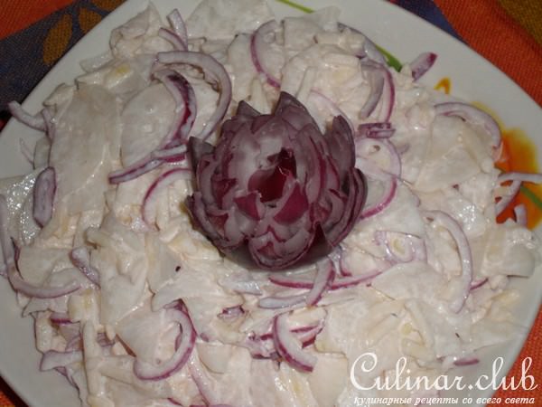 Салат из дайкона и яблок с репчатым луком