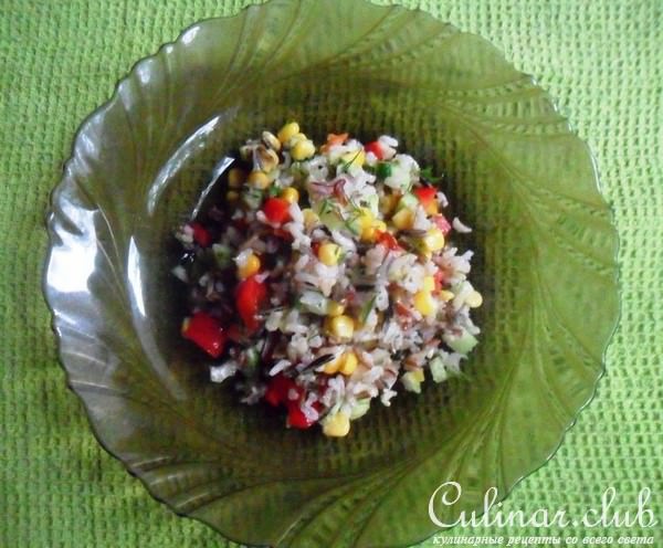 Рисовый салат с огурцами и сладкой кукурузой