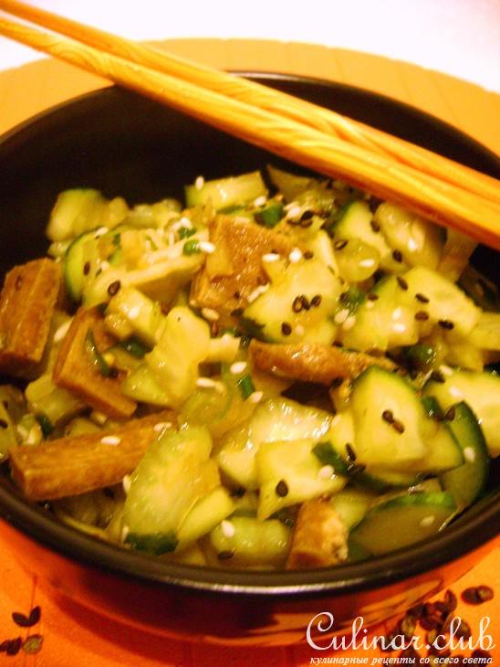Легкий салатик из огурцов с овощами и жареным тофу.
