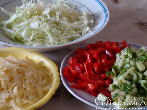 Салат из капусты с сыром и грецкими орехами.