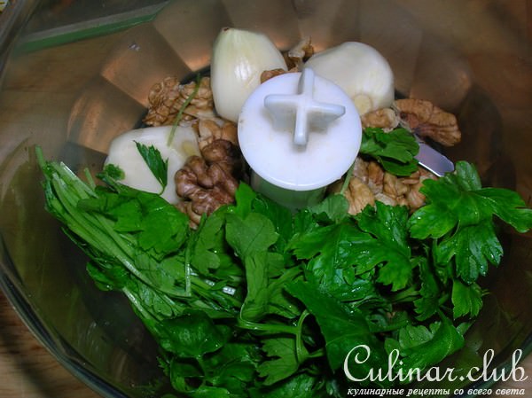 Салат из печеных баклажанов с грецкими орехами и травами по-гречески