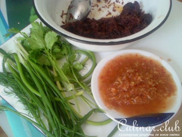 Салат из свеклы и зелени с соусом "Хренотень"