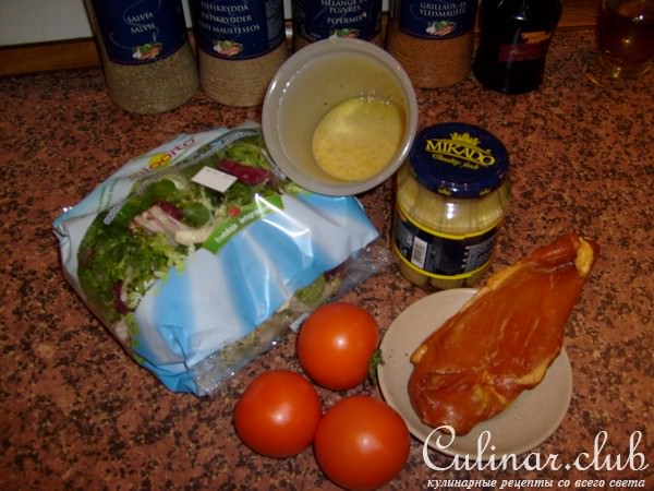 Салат с копченой куриной грудкой.