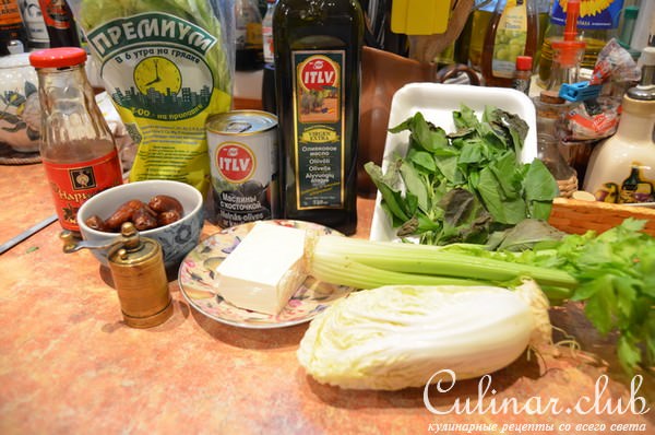 Зеленый салат с финиками и фетой
