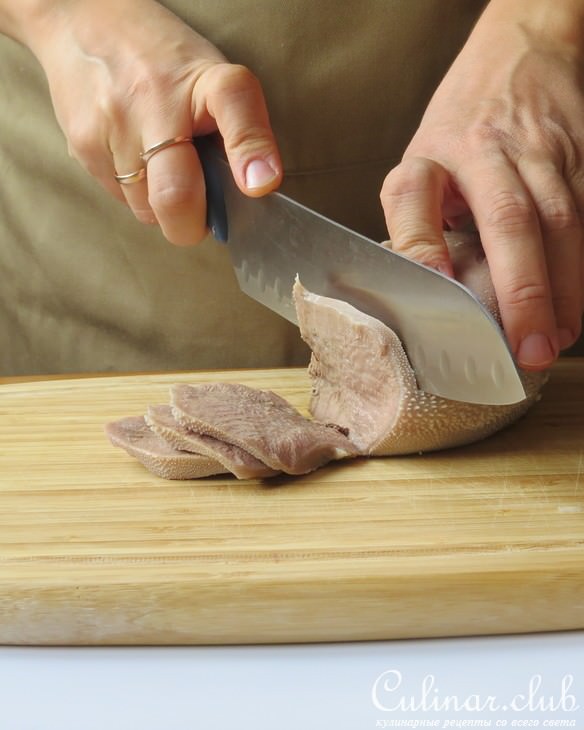 Салат со свежими овощами и языком