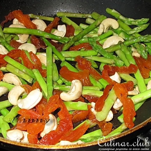 Теплый салат из спаржи с курагой