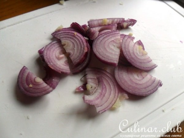 Тёплый картофельный салат с красным луком и маслинамии