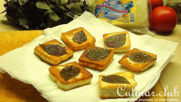 Летний салат-конструктор с жареным сыром и прочими «запасными частями».