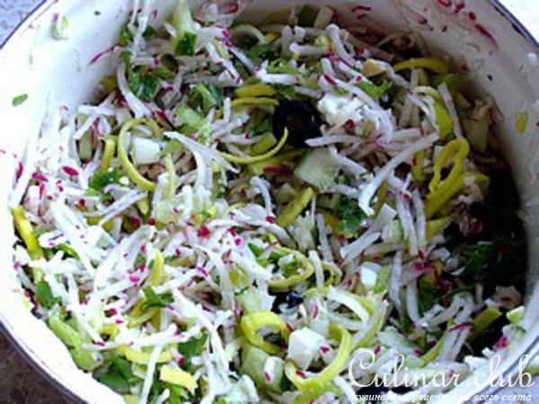 Легкий салат из редиса с маслинами