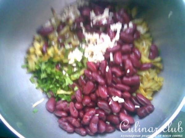 Салат из фасоли с петрушкой