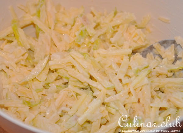 Салат с сельдереем, яблоками и сыром