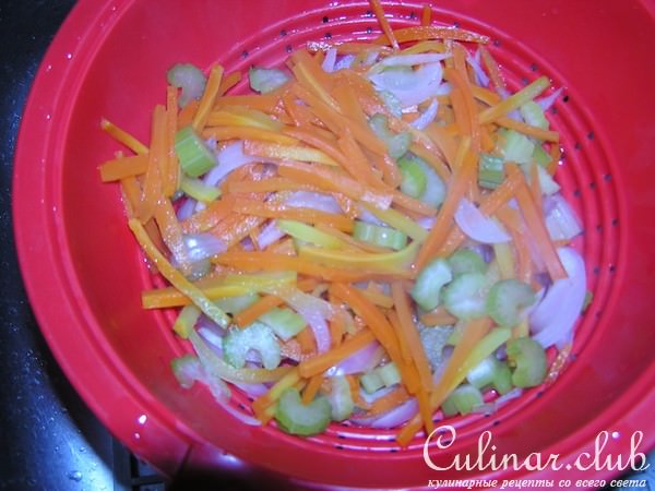 Пикантный острый салат из кабачков.
