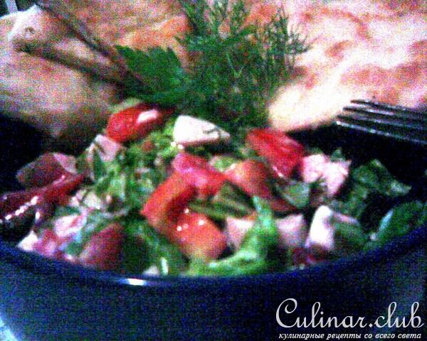 Салат с рукколой, ветчиной и помидорами и Пресные дрожжевые лепешки к нему