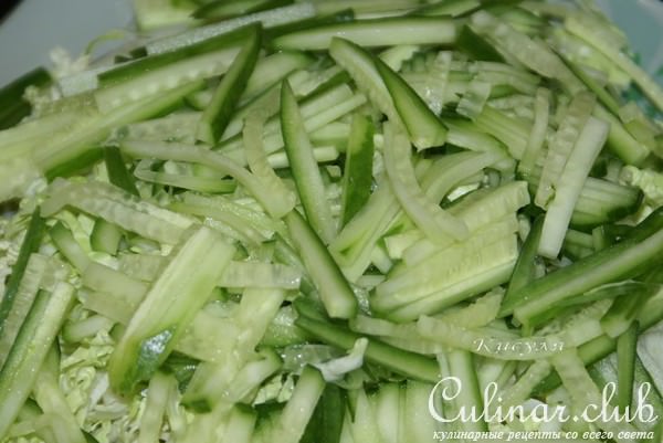 Овощной салат с черносливом и ореховым соусом