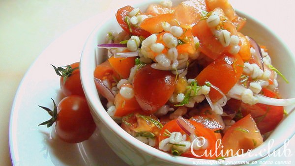 Салат с перловкой и помидорами, лимонная заправка.