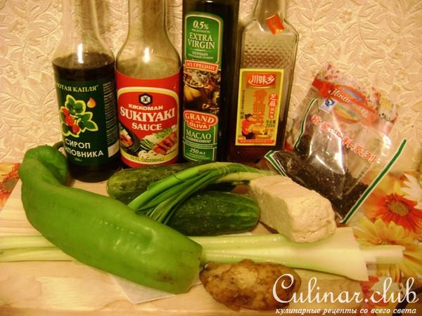 Легкий салатик из огурцов с овощами и жареным тофу.