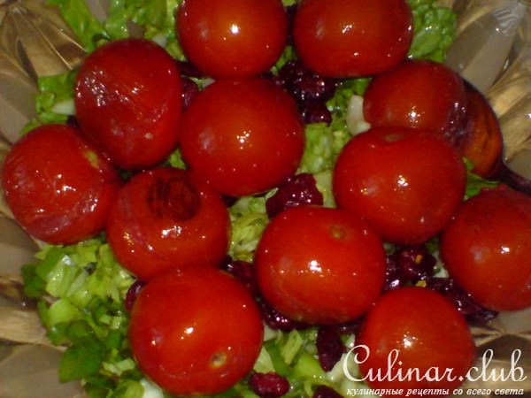 Салат с помидорками и сушеной клюквой