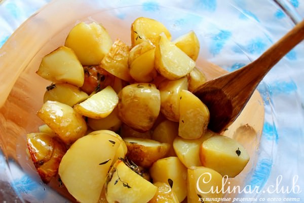 Салат с молодым картофелем и овощами.