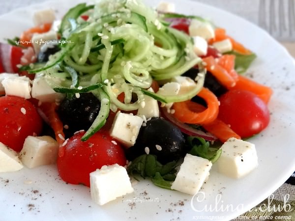 Легкий салат с моцареллой UNAGRANDE, овощами и форелью