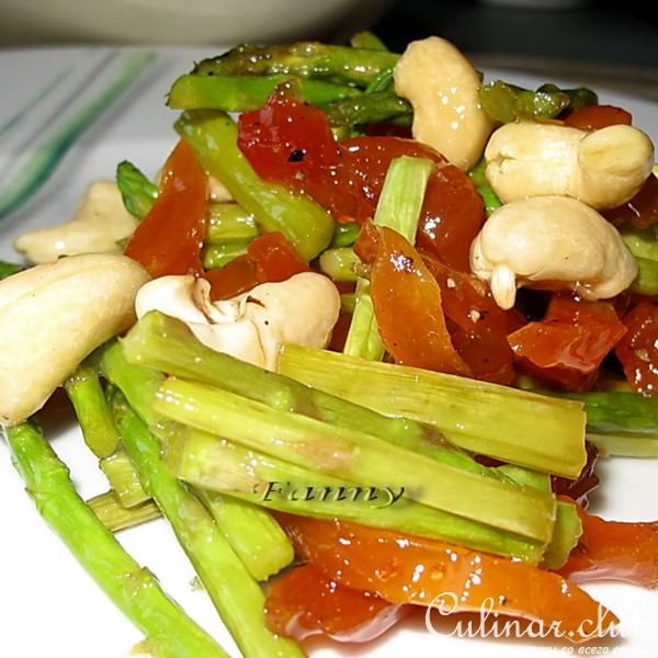 Теплый салат из спаржи с курагой