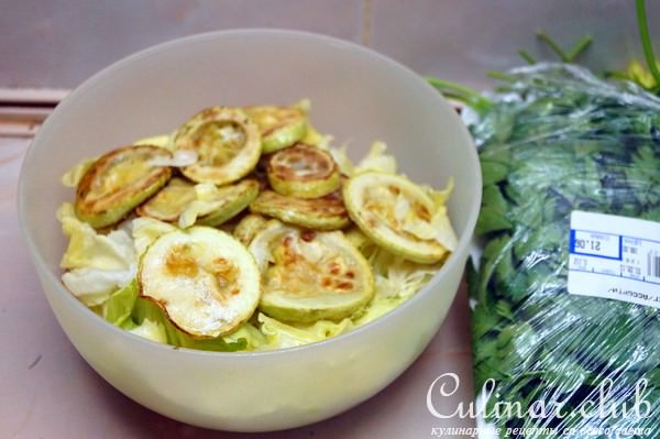 Тёплый овощной салат с курицей, самый вкусный, уж простите за столь смелое заявление.